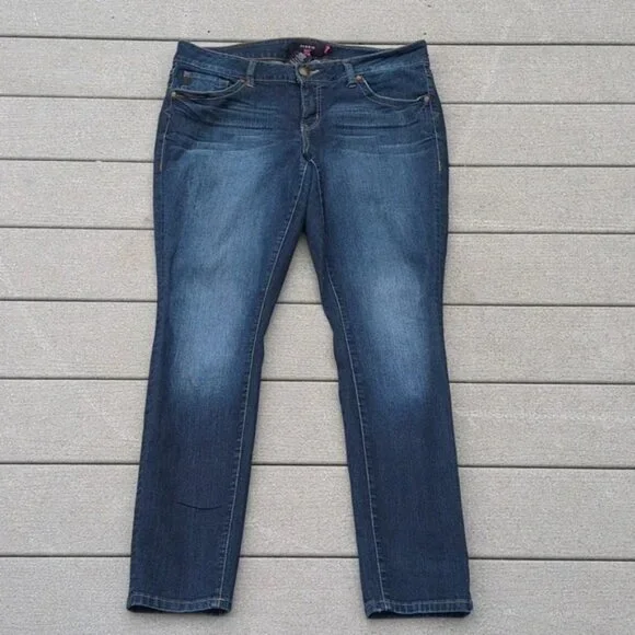 Torrid Denim Darkwash Straight Fit Jeans with Rhinestone Back Pockets - Picture 2 of 12